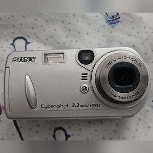 Sony Cybershot DSC-P72 3.2MP Digital Camera (working)